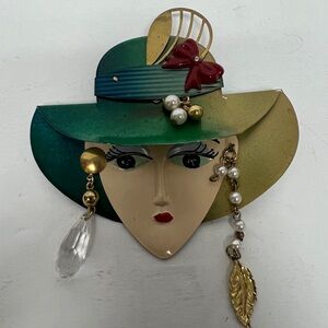 Elegant Green and Gold Brooch with Pearl Accents